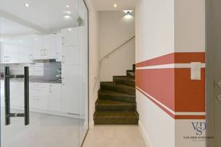 Bij het binnenkomen van de woning wordt u verwelkomd in een inkomhal die een rechtstreekse verbinding vormt met de inpandige garage,...