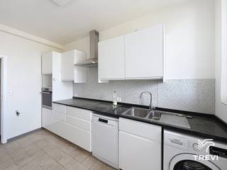 <p><strong>ELSENE: Gelegen nabij het Ter Kamerenbos en de ULB, ruim appartement met 2 slaapkamers van ±166 m² op de 4e verdieping met lift. Het appartement bestaat uit een ruime inkomhal, toilet, grote woonkamer van ±39 m², eetkamer ±9 m², nachthal, badkamer en douche met toilet, slaapkamer ±23 m², slaapkamer ±19 m² met douchekamer, volledig uitgeruste keuken (oven, inductiekookplaat, dampkap, koelkast, diepvriezer, vaatwasser en wasmachine) en kelder. Verplichte garagebox aan een extra kost van 100€/maand. Kosten: voorschot van 300€/maand, inclusief de gemeenschappelijke delen, warm water en verwarming. EPC: D Beschikbaar vanaf 01/10/2026. Schilderwerken en het vernissen van de vloer zijn momenteel aan de gang.</strong></p>
<p> </p>
<p><u>Op de 4e verdieping met lift:</u></p>
<ul>
<li>Ruime inkomhal</li>
<li>Toilet</li>
<li>Grote woonkamer ±39 m²</li>
<li>Eetkamer ±9 m²</li>
<li>Nachthal</li>
<li>Badkamer en douche met toilet</li>
<li>Slaapkamer ±23 m²</li>
<li>Slaapkamer ±19 m² met douchekamer</li>
<li>Volledig uitgeruste keuken (oven, inductiekookplaat, dampkap, koelkast, diepvriezer, vaatwasser en wasmachine)</li>
<li>Kelder</li>
<li>Verplichte garagebox aan 100€/maand extra.</li>
</ul>
<p> </p>
<p> </p>