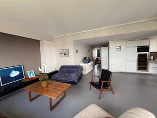 **(English below)**
Tip-top bemeubeld of ongemeubeld appartement op de negende verdieping met ongelooflijk 360°-zicht op de Antwerpse skyline en haven!
In de modernistische Riverside Tower ontworpen door Leon Stynen & Paul De Meyer gelegen op het relaxte Linkeroever kom je thuis in een warme gemeenschap.
Vanuit de ruime inkomhal kom je in de zonovergoten leefruimte (43m2) met veel raampartijen, en dus overal veel natuurlijk licht. Hier vind je ook de grote, open leefkeuken. Het kookeiland is gigantisch en biedt ruim voldoende plaats om te koken terwijl je gasten genieten van hun aperitief. Verder telt het appartement 2 ruime slaapkamers en 1 moderne badkamer met inloopdouche en opnieuw een prachtig uitzicht! Vanuit de hoofdslaapkamer (31m2) is een rechtstreekse deur naar de tweede kamer (17m2), handig voor wie kleine kinderen heeft. Verder overheerst luxe: overal elektrische gordijnen, ingebouwde kasten, wijnfrigo, indirecte verlichting en projectiescherm voor filmavondjes. Meubilair kan naar wens aangepast worden. Huurprijs voor verhuur met meubels 1.250 Euro/maand.
Met het Sint Anna strand, de paardenmanege, tennisvelden, een jachthaven en openluchtzwembad voor de deur heb je hier een instant vakantiegevoel en dat op 10min fietsen van de Antwerpse kathedraal!
Op de kelderverdieping bevindt zich een wasmachine en droogkast (muntjes). Je hebt de keuze tussen 3 fietsenstallingen! Verhuislift aanwezig. De vriendelijke concierge ontvangt pakjes en zo meer. Provisie voor verwarming en water appartement 120 EUR. Ondergrondse autostaanplaats inbegrepen.
Huurprijs gemeubeld 1250 Euro/maand.
Huurprijs ongemeubeld 1200 Euro/maand
**** ENGLISH****
Corner flat on the ninth floor with incredible 360 views of the Antwerp skyline and port!
Rent unfurnished 1200 Euro/month + 120 Euro monthly advance for water and gas
Rent furnished 1250 Euro/month + 120 Euro monthly advance for water and gas
Private car parking space in the basement included in the rental price