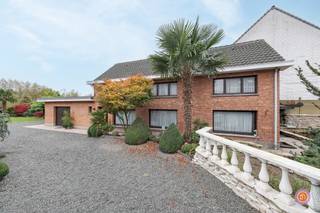 In het hart van Oppuurs, deelgemeente van Sint-Amands, vinden we deze ruime woning terug met een prachtige tuin.<br /><br />We komen binnen via de inkomhal die toegang geeft tot de gezellige en ruime leefruimte. Aansluitend bevindt zich de keuken met toegang tot het deels overdekt terras. Hier kan je genieten van een aperitiefje met zicht op de vijver.<br /><br />De trap in de hal geeft toegang tot de nachthal op de verdieping waar zich drie slaapkamers en de badkamer met bad bevinden.<br /><br />Last but not least, is er een prachtig aangelegde tuin aanwezig waar je aangenaam kan vertoeven.<br /><br />De woning beschikt over een ruime oprit, parkeren vormt dus geen probleem. De ruime garage biedt extra opbergruimte.<br /><br />Mits renovatie kan van deze woning een echt pareltje gemaakt worden.<br /><br />Heb je interesse in deze ruime woning met tuin in Oppuurs?<br />Neem gerust contact op via roy@julimmo.be of 0498 62 74 71.