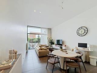 Vous recherchez un appartement confortable dans un emplacement privilégié dans le centre d'Ypres ? Cet agréable appartement au rez-de-chaussée est situé dans la D'Hondstraat 13, à quelques pas de la Grote Markt et de tous les magasins, restaurants et installations du centre.<br /><br />Grâce aux grandes fenêtres, l'appartement bénéficie de beaucoup de lumière naturelle. La combinaison de la situation centrale et de l'environnement calme en fait un lieu de vie très agréable.<br /><br />MISE EN PAGE<br />Rez-de-chaussée :<br />- Hall d'entrée <br />- Espace de vie<br />- Cuisine<br />- Rangement <br />- Salle de bain avec douche, baignoire et double vasque<br />- 2 chambres<br /><br />Étage -1 :<br />- Espace de rangement privé spacieux au sous-sol<br />_ Possibilité de louer un garage supplémentaire/mois<br /><br />