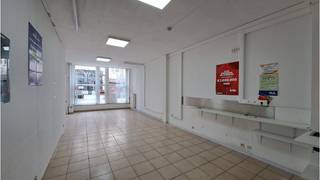 Instapklare winkelruimte op een commerciële ligging in de Langestraat, een drukke winkelstraat in het centrum van Brugge in een dichtbevolkte...