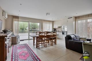 Stijlvol appartement gelegen op korte wandelafstand van het centrum van Hoeselt, Waartstraat 4 bus 2.<br /><br />Rustige locatie in een verkeersluwe straat. Alle dagelijkse voorzieningen bevinden zich vlakbij. De autosnelweg is vlot bereikbaar op 3km.<br /><br />Dit klassevol en lichtrijk appartement is gelegen op de gelijkvloerse verdieping van een recente luxueuze woonblok bestaande uit slechts 6 appartementen.<br />Het appartement biedt 82,40 m² aan bewoonbare oppervlakte en telt 1 slaapkamer. Het ruime zongeoriënteerde terras van 30,60m² biedt een mooi uitzicht op de achterliggende boomgaarden en weilanden. Aan de voorzijde zijn er 2 autostaanplaatsen aanwezig.<br />Het appartement is volledig ingericht ten voordele van mindermobiele personen met brede deuren en gangen, en aangepaste douche.<br /><br />Dit pand typeert met zijn hoge afwerkingsgraad zoals onder meer vloerverwarming, kwalitatieve keuken, inbouwspots in elke ruimte, airco, zonnepanelen voor zowel privatief als gemeenschap.<br /><br />Deze wooneenheid geniet een uiterst functionele indeling. Aan de voorzijde tref je een ruime en lichtrijke slaapkamer. De badkamer werd comfortabel ingericht met een wastafel, een ruime douche en een toilet. De leefruimte en de open keuken bieden toegang tot het terras. De gebruiksvriendelijke leefkeuken is voorzien van alle hedendaagse kooktoestellen zoals een vaatwasser, een multifunctionele oven, een microgolfoven, een keramische kookplaat, een dampkap, een koelkast en een diepvriezer.<br />In de kelderverdieping is er een private kelderberging van maar liefst 23m².<br /><br />Dit appartement kan enkel aangekocht als opbrengsteigendom. Het huidige huurcontract loopt ten einde op 30/06/2030. De huurprijs bedraagt maandelijks 837€ + 90€ gemeenschappelijke kosten.<br /><br />Enkele van de vele pluspunten van dit investeringsappartement zijn:<br /><br />- Recent appartement in kleinschalige residentie met stijlvolle uitstraling.<br />- Zonnepanelen voor energie gemeenschappelijke delen alsook 9 privatieve zonnepanelen (vermogen 3,30 KVA), regenwaterput van 20 000L voor toiletten, kelder en buitenkranen.<br />- Vrijstelling van registratierechten tot 2029! Omwille van creatie van BEN woning.<br />- Gelegen vlakbij het centrum in een verkeersluwe straat.<br />- Met kelderberging van 23 m².<br />- Ruim terras van 30,6m².<br />- Energiezuinig.<br />-Geschikt voor mindermobiele personen: lift/deuren/gangen geschikt voor rolstoelgebruik, voorzien van modern hulpsysteem in noodsituaties via verbinding via telefoon, ruime douche met veiligheidszitje.<br /><br />Voor meer info of een bezoek ter plaatse, contacteer ons op 0472 76 03 82 of mail naar anouk@vestio.com<br />