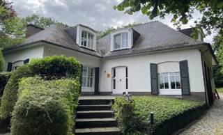 In een groene omgeving nabij het dorpscentrum van Lubbeek, bevindt zich deze uitzonderlijk ruime en lichtrijke villa.<br /><br /><br />De open indeling, de elegant geïntegreerde veranda en de groene tuin rondom creëren een exclusieve woonbeleving waar licht, ruimte en comfort centraal staan.<br />De villa biedt flexibele en hoogwaardige woonmogelijkheden met potentieel tot vier volwaardige slaapkamers. De master suite beschikt over een luxueuze ensuite badkamer en een royale dressing, die eenvoudig kan worden ingericht als extra slaapkamer. De kamer op het gelijkvloers kan ook ingericht worden als kabinet voor het uitoefenen van een zelfstandig beroep, iets waar de oprit en bijhorende staanplaats zich ook toe leent. Tot slot is de woning volledig onderkelderd en voorzien van een inpandige garage, wat bijdraagt aan het uitzonderlijke comfort en de praktische leefkwaliteit.<br /><br /><br />Als unieke meerwaarde beschikt het eigendom over een loods met dubbele garagepoort dat via afzonderlijke inrit achteraan makkelijk bereikbaar is. Deze infrastructuur creëert uitzonderlijke opportuniteiten voor opslag, atelier, logistieke ondersteuning of professionele exploitatie, los van het hoofdgebouw.<br /><br />Een zeldzame troef die wonen en professioneel gebruik perfect weet te combineren op een topligging in het Hageland.<br /><br /><br />Interesse? Aarzel niet en contacteer BVM Vastgoed op 016 23 21 45 of via info@bvm-vastgoed.be