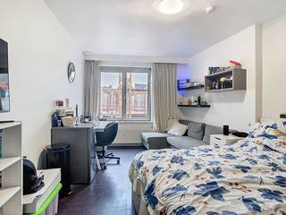 Vlakbij de paardenmarkt, het eilandje en het historische centrum van Antwerpen vinden we deze studentenkamer op een toplocatie in studentenbuurt van Antwerpen te koop.Indeling:- woon/studeerkamer- eigen badkamer met toilet en douche- een volledig geïnstalleerde keuken- gemeenschappelijke leefruimteTroeven:- dubbele beglazing in PVC- lage EPC waarde- lift aanwezig in het gebouw- nieuwe fietsenberging door het naastliggende project- Vlaams kotlabelKortom ideaal voor studenten of als investering!!De kamer wordt te koop aangeboden voor een vraagprijs van 119.000 euro.Bent u geïnteresseerd in een appartement of woning te koop in Antwerpen? Aarzel dan niet om ons te contacteren. Had u graag uw eigen eigendom te koop aangeboden contacteer ons dan voor een vrijblijvende schatting, telefonisch op het nummer 03/206.76.76 of per mail naar antwerpen@dewaele.com.Ook voor alle andere vragen omtrent vastgoed, kopen of verkopen kan u steeds bij ons terecht!