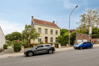 LAYOUT:<br />-Ground floor: hallway, living room, intermediate room, kitchen, toilet, large storage room, courtyard, garage for 2 cars, spacious garden of 1,252 m²;<br />-1st floor: hallway, 4 bedrooms and bathroom;<br />-2nd floor: hallway, 3 bedrooms.<br />-Basement.<br /><br />GENERAL INFO:<br />-Plot: 1,608 m²<br />-EPC F<br />-Heating: fuel oil;<br />-Rainwater well<br />-Groundwater well<br /><br />This property is subject to the renovation obligation imposed by the Flemish government for residential buildings (unless demolished within 5 years of purchase). For more information, consult the website of the Flemish Energy and Climate Agency at https://www.vlaanderen.be/een-woning-kopen/renovatieverplichting-voor-residentiele-gebouwen<br /><br />Register of measures: no