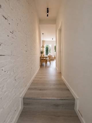 Licht en ruim duplex appartement met 3 slaapkamers met gedeelde tuin.<br /><br />Dit licht en recent gerenoveerd duplex appartement is gelegen op de eerste verdieping op loopafstand van het centrum van Turnhout.<br /><br />Via de gemeenschappelijke inkomhal bereikt u de gang die toegang geeft tot het appartement. Hier bevindt zich een eerste slaapkamer, een ruime badkamer met wastafel, toilet, douche en voorzieningen voor wasmachine, een volledig geïnstalleerde keuken (koelkast met kleine diepvriezer, oven, vaatwasser, inductie) en een ruime, lichte leefruimte met leuk zicht op een groene omgeving.<br /><br />Via de trap in de leefruimte kom je op de bovenverdieping, waar een ruime overloop toegang geeft tot twee bijkomende slaapkamers en een apart toilet.<br /><br />Via een trap in de leefruimte kan je naar de ruime tuin gaan.<br />Als extra troef beschikt het appartement over toegang tot een ruime gedeelde tuin.<br /><br />Voorschot voor water en aardgas wordt besproken.