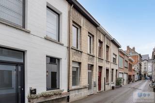 Fantastisch gelegen starterswoning met tal van mogelijkheden en gezellige stadstuin te Lier.<br /><br />Deze gezellige, te renoveren stadswoning is gelegen in een doodlopende straat te centrum Lier wat ervoor zorgt dat het centrum met winkels, scholen en openbaar vervoer op wandelafstand bereikbaar is.<br /><br />De ‘Lierse Vesten’ bevinden zich vlakbij, waar het heerlijk vertoeven is, langs de oevers van de ‘Nete’.<br /><br />Door de centrale ligging is er een vlotte connectie met de ring van Lier dewelke directe verbindingen geeft met omliggende gemeenten.<br /><br />We betreden de woning langs de inkomhal, deze geeft enerzijds toegang tot de bovenverdieping en anderzijds tot de gezellige leefruimte met salon, eetplaats en aansluitend deels uitgeruste keuken. Vanuit de keuken is er toegang tot het gastentoilet alsook tot de knusse stadstuin. De kelder is bereikbaar vanuit de leefruimte.<br /><br />Terug in de inkomhal, geeft de trap ons toegang tot de eerste verdieping. Hier bevinden zich 2 ruime slaapkamers waarvan één met douche, wastafel en toilet. Via de vaste trap, komen we tot de zolderverdieping. Deze kan omgevormd tot extra (slaap)kamer of polyvalent benut worden als extra bergruimte.<br /><br />Bent u opzoek naar een betaalbare woning, die u zelf kan inrichten naar eigen smaak en voorkeur? Kom dan de mogelijkheden van deze charmante stadswoning ontdekken tijdens een bezoek ter plaatse!<br /><br />Aarzel niet ons te contacteren voor verdere vrijblijvende informatie.