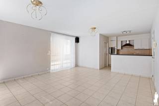 <strong>Op te frissen gelijkvloers appartement met garagebox in het centrum van Rumst</strong><br /><br />Dit op te frissen <strong>gelijkvloers</strong> appartement is centraal gelegen in Rumst, op wandelafstand van winkels, scholen, openbaar vervoer en de<strong> Nete- en Rupeldijk.</strong> Dankzij de <strong>praktische indeling</strong> en de solide basis biedt het <strong>veel potentieel</strong> om volledig naar eigen smaak te renoveren.<br /><br /><strong>Algemeen:</strong><br />- Bouwjaar: 2007<br />- Bewoonbare oppervlakte: ca. 90 m²<br />- Zeer lichtrijk<br />- Ruime leefruimte met open keukenconcept <br />- Keuken is gedeeltelijk geïnstalleerd <br />- Aparte bergruimte met voorzieningen WK/DK <br />- 2 slaapkamers of 1 slaapkamer en bureau<br />- Badkamer met douche<br />- Garagebox <br />- Op te frissen appartement met veel potentieel<br /><br /><strong>Onmiddellijke omgeving:</strong><br />- Dichtbij de Nete- en Rupeldijk en het gemeentelijk park van Rumst<br />- Pal in het centrum met scholen, parken, winkels en openbaar vervoer op fiets- en wandelafstand<br />- Zeer vlotte bereikbaarheid naar Antwerpen en Brussel (E19 en trein)<br /><br /><strong>Technische kenmerken:</strong><br />- EPC C: 243 kWh/m²/jaar<br />- CV gas <br />- Automatische rolluiken in elke kamer<br />- Solide constructie <br />- HR-beglazing <br /><br /><strong>Indeling:</strong><br /><span>Gelijkvloerse verdieping (ca. 90 m²)</span><br />- Inkomhal met toilet<br />- 2 volwaardige slaapkamers<br />- Leefruimte met zeer veel lichtinval <br />- Open keuken met toegang naar de bergruimte/wasruimte<br />- Badkamer met douche<br /><br />Stedenbouwkundige inlichtingen in aanvraag.<br />Voor meer informatie kan u terecht op www.deboerenpartners.be.