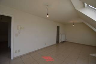 Zeer mooi en lichtovergoten appartement! Gelegen in het centrum van Moerbrugge en met zeer vlotte verbinding met het openbaar vervoer. Het appartement bestaat uit: inkom, berging, gastentoilet met lavabo, ruime woonkamer, open keuken voorzien van toestellen zoals dampkap, elektrisch fornuis, oven en dampkap, 2 slaapkamers, ingerichte badkamer met ligbad, lavabo en aansluiting voor de wasmachine en ruim terras (10 m²).