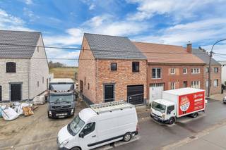 <p>Voor meer info of een bezoek, bel 053 59 49 34 - Deze <strong>energiezuinige nieuwbouwwoningen</strong> met landelijke architectuur zijn gelegen in het rustige Denderhoutem. Winkels, scholen en openbaar vervoer bevinden zich in de nabijheid. De oprit E-40 naar Gent of Brussel bereikt men op 5 min. rijden. Op het gelijkvloers bevindt zich de ruime inkomhal met vestiaire, apart toilet en de trap om de eerste verdieping te bereiken. Verder is er op het gelijkvloers een ruime eet- en leefruimte met open keuken (voorzien van alle toestellen). Via een groot schuifraam in de leefruimte, bereikt men het <strong>aangelegd terras en de tuin</strong>. De <strong>garage</strong> heeft een deur die uitgeeft op de open keuken. Op de eerste verdieping omvatten de woningen <strong>drie ruime slaapkamers</strong>, een apart toilet en een badkamer voorzien van dubbele lavabo, bad en douche. Via een uittrekbare trap bereikt men de niet-afgewerkte zolder. Deze kan mits het betalen van een meerprijs ook afgewerkt worden. De woningen worden voorzien van een <strong>oprit</strong> voor het plaatsen van een wagen alsook een terras aanpalend aan de keuken/leefruimte. <strong>De afwerking van de woningen kan volledig zelf gekozen worden volgens smaak en budget.</strong> Het lastenboek, bouwplannen of verdere informatie kan verkregen worden op kantoor.<br /><br /><strong>*Prijs vermeld in de advertentie betreft prijs excl. BTW en kosten.</strong></p>