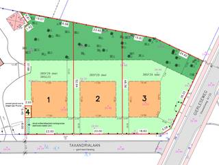 <p><strong>Verkaveling van drie loten voor vrijstaande eengezinswoningen op een mooie ligging in de Taxandrialaan in Beerse, een rustige eenrichtingsstraat, bereikbaar vanuit de Dageraadstraat.<br /><br /></strong>Hier worden drie bouwgronden voor open bebouwing verkocht in wat momenteel nog een volledig bebost terrein is.</p>
<p>Dit perceel, lot 1 op bijgevoegd plan, heeft de volgende karakteristieken en verkavelingsvoorschriften:</p>
- Oppervlakte 1.254 m², 23 m breed en ongeveer 55 m diep<br />- De bouwzone bedraagt 17 op 17 meter, totaal 289 m²<br />- Maximumhoogte 7 meter ingeval van plat dak, 11 meter ingeval van zadeldak<br />- Inpandige garage in hoofdgebouw<br />- De verkavelingsvergunning voorziet het behoud van waardevolle eiken en sparren op het achterste perceelgedeelte.<br />- Een berging van 15 m² met een hoogte van 3 meter is toegestaan in het tuingedeelte.<br />- Voor dit perceel is een Fluvius hoogspanningscabine voorzien links vooraan het perceel – zie nummer 4 op het plan.<br />- De aansluitingen voor elektriciteit en water zijn inbegrepen in de prijs.<br /><br />Het plan en de verkavelingsvoorschriften zijn te bekijken onder Plannen/Documenten.<br /><br /><strong>Vermeldingen inzake bijzondere infoplicht</strong>: omgevingsvergunning stedenbouwkundige handelingen uitgereikt, woongebied, geen rechterlijke herstelmaatregel of bestuurlijke maatregel opgelegd, geen voorkooprecht ruimtelijke ordening, omgevingsvergunning voor verkavelen van gronden.