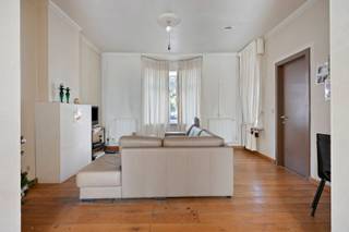 Deze te renoveren woning met 4 slaapkamers en garage is gelegen in het centrum van Mol. Alle faciliteiten, zoals winkels, horeca, scholen en openbaar vervoer, bevinden zich op wandelafstand. De woning en de omliggende gemeenten zijn bovendien zeer vlot bereikbaar dankzij de nabijheid van de Zuiderring (N71) en de N18.<br /><br />Indeling:<br />We betreden de woning via de inkomhal, die meteen toegang biedt tot de ruime woonkamer. Aansluitend aan de woonkamer bevinden zich de keuken en de wasplaats met apart toilet.<br /><br />Op de eerste verdieping vinden we 2 ruime slaapkamers, een berging en een badkamer met inloopdouche, dubbele wastafel en toilet.<br /><br />Op de tweede verdieping bevinden zich nog 2 ruime slaapkamers.<br /><br />Buiten beschikt de woning over een gezellige buitenruimte. Via de garage is er toegang tot de tuin. De garage biedt bovendien handige extra opslagruimte.<br /><br />Extra troeven:<br />- 4 ruime slaapkamers<br />- Garage<br />- Gelegen in een eenrichtingsstraat<br />- Momenteel verhuurd<br /><br />Renovatieverplichting voor residentiële gebouwen is van toepassing. Meer info: https://energiesparen.be/renovatieverplichting.<br /><br />Voor meer informatie of een bezoek, neem contact met ons op via info@vastengoed.be of bel naar 014/72 73 74.<br /><br />(Wenst u een gratis schatting van uw eigendom? Neem contact met ons op via 014/72 73 74.)