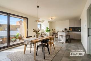 Dit prachtig gerenoveerde appartement op de vierde verdieping van Residentie Manitoba combineert hedendaags wooncomfort met een uitstekende ligging in het centrum. Op wandelafstand bevinden zich de markt, de zeedijk en een ruim aanbod aan winkels, horecazaken en andere voorzieningen.<br /><br />Het appartement onderging recent een totale renovatie, waarbij oog werd besteed aan comfort, functionaliteit en een verzorgde afwerking.<br /><br />Via de ruime inkomhal, voorzien van een afzonderlijk gastentoilet, krijg je toegang tot de lichtrijke leefruimte met aansluitende keuken. De keuken is uitgerust met alle nodige toestellen en biedt een aangename plek om te koken en te genieten. Aansluitend bevindt zich een praktische berging, ideaal voor extra opslagruimte.<br /><br />Verder beschikt het appartement over een ruime badkamer, ingericht met een comfortabele inloopdouche, en twee volwaardige slaapkamers die tal van mogelijkheden bieden.<br /><br />Ook op technisch vlak scoort dit appartement goed. Het appartement beschikt over een EPC-score C. Bovendien beschikt het appartement over een conforme elektrische keuring.<br /><br />Als extra troef is er nog een privatieve kelderberging inbegrepen, ideaal voor het opbergen van fietsen, strandmateriaal of andere persoonlijke spullen.<br /><br />Kortom, een volledig gerenoveerd appartement op een centrale locatie, ideaal als vaste woonst, tweede verblijf aan zee of interessante investering!<br /><br />