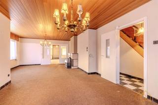 <p>Welkom in deze woning met 190m² bewoonbare oppervlakte, op een perceel van 1237m², in het centrum van Geel!</p><br /><p>De grote living is verbonden met de keuken. Achter de leefruimte is een sas en de garage. Onder de keuken en inkomhal ligt een droge kelder.</p><br /><p>Boven vind je 3 ruime slaapkamers. Een vierde kamer kan eventueel als slaapkamer dienst doen.<br />De zolder is voldoende groot om verder afgewerkt en ingericht te worden.</p><br /><p>De tuin is een echte parel die privacy en ruimte en ruimte biedt. Uniek bij een centrumwoning.</p><br /><p>Mobiliteit: de woning is ideaal gelegen voor zowel fietser, voetganger als automobilist. Er is een vlotte, veilige verbinding met de Geelse scholen, winkels en horeca.</p><br /><p>Het EPC is vrij hoog door aanwezigheid van gaskachels en door het ontbreken van zonnepanelen en dakisolatie. De norm voor renovatieplicht gaat vlot gehaald worden na montage van zonnepanelen, dakisolatie en airco's. De PVC ramen zijn reeds voorzien van dubbel glas.</p><p>Het asbestattest (bijgevoegd aan advertentie) is voor een woning als deze naar verwachting. Het bezettingswerk is asbestvrij.</p><br /><p>Registratierechten bedragen slechts 2% bij aankoop als eerste woning. Waag jouw kans om van de huurmarkt te ontsnappen!</p><br /><p>Wil jij meer weten? Plan dan snel een bezoek!<br /><br /> </p><p>Heb jij plannen om jouw vastgoed te verkopen of te verhuren? Contacteer dan Nxxt Vastgoed voor een gesprek. We koppelen jouw wensen aan de mogelijkheden die het pand biedt.  Samen maken we van jouw vastgoeddroom een Succesvolle Nxxt Step!</p>