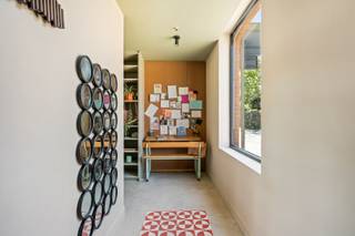 OPENHUIZENDAG OP ZATERDAG 20/06 TUSSEN 9:30h - 11h. <br /><br />Je duwt de zwarte voordeur open en stapt binnen in een woning die volledig vernieuwd is, maar haar ziel behield. Authentieke rode gevel met boogramen vooraan, strakke houten aanbouw achteraan. Oud en nieuw, perfect in balans.<br /><br />Binnen loopt de open leefruimte vloeiend door tot in de tuin. Een keuken om verliefd op te worden: walnoot, messing details en terracotta accenten. Daarnaast een gezellige eetplek en een zithoek met zicht op het groen.<br /><br />Boven: 3 slaapkamers en een stijlvolle badkamer met inloopdouche. Onder het dak een lichtrijke bureau- of hobbyruimte met velux-ramen.<br /><br />En het beste? Deze woning is gemaakt voor de toekomst. Zonnepanelen, warmtepomp, ventilatie, groendak en een regenwaterput van 7.500 liter. Lage facturen, hoog comfort.<br /><br />Buiten geniet je van een aangelegde tuin met overdekt terras en buitenkeuken — klaar voor lange zomeravonden. Een garage maakt het plaatje compleet.<br /><br />Instapklaar, karaktervol en doordacht tot in het kleinste detail.<br /><br />Benieuwd? Ik leid je graag rond.<br /><br />Woonvast — 't is thuiskomen.
