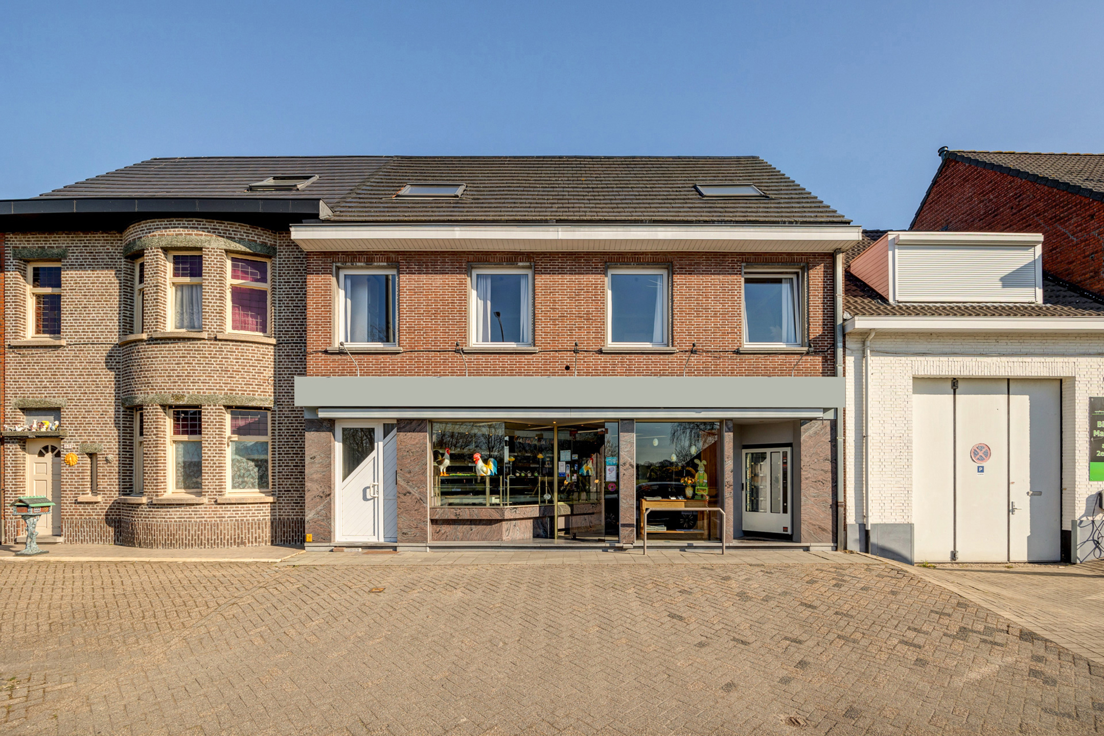 Zeer grote handelsruimte met bovengelegen woonst te Malle - foto 1