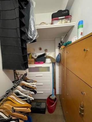 ENKEL BEZOEKEN MOGELIJK DOOR ONDERSTAANDE LINK VOLLEDIG EN CORRECT IN TE VULLEN:<br />https://mijnhuurprofiel.be/property/9529ec9f-f291-46b2-b0d3-72aa5754c274/login<br /><br />Dit gemeubelde appartement vinden we op de 2de verdieping van de Osystraat 81 te 2060 Antwerpen. <br />Met de lift bereiken we het appartement. De leefruimte op laminaat heeft grote raampartijen. <br />Er is één volwaardige slaapkamer met ingemaakte kasten en een klein balkon. <br />Naast de slaapkamer is er nog een extra berging voorzien dat momenteel dienst doet als dressing. <br />De open keuken is voorzien van fornuis, oven en dampkap. De badkamer op tegels is voorzien van een douche, lavabo en een toilet. <br />Het appartement is beschikbaar.<br />De provisie voor gemeenschappelijke kosten bedragen € 100/maand (inclusief private verwarming, onderhoud gang, onderhoud lift, elektriciteit gang,...) met jaarlijkse afrekening volgens eigen verbruik. <br /><br />Voor meer informatie of een bezoek ter plaatse, contacteer Xander via xander@reds.be