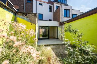Deze totaal gerenoveerde woning (EPC A) is gelegen op 10 minuten fietsen van het historische centrum en vlakbij de stadsring en 10 minuten van de R4. <br />De woning wordt betreden via de inkomhal met vooraan, aan de straatzijde een praktische berging/wasplaats waar ook een fiets kan worden gestald. Verder is de hal is er onder de trap een apart toilet.<br /><br />De volledig uitgeruste keuken sluit vloeiend aan op de leefruimte, die uitgeeft op de tuin. Tegen de akte voorziet de verkoper nog de afwerking van de buitenmuren, die effen gezet en bijvoorbeeld wit geschilderd zullen worden. <br /><br />Op de eerste verdieping bevindt zich de master bedroom en de complete badkamer, uitgerust met ligbad, douche en toilet.<br /><br />De tweede verdieping biedt nog twee bijkomende slaapkamers: één grote en één middelgrote kamer. De kamer aan de straatkant verrast met een prachtig zicht op het water.<br /><br />Beschikbaar bij akte. <br /><br />Contacteer Top Vastgoed voor een bezoek op 0475 700 700.