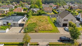 <p><strong>Bent u op zoek naar de ideale locatie om uw droomwoning te realiseren? Dan verdient deze prachtig gelegen bouwgrond absoluut uw aandacht.</strong></p><p><strong>Met een perceeloppervlakte van 800 m² biedt deze bouwgrond u alle ruimte om een woning te creëren die volledig aansluit bij uw woonwensen, levensstijl en toekomstplannen. De grond is gelegen in een rustige, residentiële omgeving met een aangename woonkwaliteit, terwijl winkels, scholen, openbaar vervoer en belangrijke invalswegen zich op korte afstand bevinden.</strong></p><p><strong>Dankzij de ligging in woongebied én binnen een vergunde residentiële verkaveling beschikt u over een duidelijk stedenbouwkundig kader, zodat u met vertrouwen uw bouwproject kunt voorbereiden.</strong></p><p><strong>Een bouwgrond op een aantrekkelijke locatie is vandaag een zeldzame opportuniteit. Bent u op zoek naar een perceel waar u zonder compromissen uw toekomst kunt uitbouwen? Dan nodigen wij u graag uit om deze unieke kans zelf te ontdekken.</strong></p><p><strong>De verkavelings- en stedenbouwkundige voorschriften zijn eenvoudig verkrijgbaar op verzoek, zodat u zich vooraf een volledig beeld kunt vormen van de bouwmogelijkheden.</strong></p><p><strong>Interesse?</strong></p>