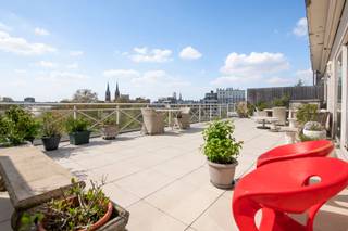 <p>Quinten Matsijslei 17 - 18 bus 901, 2018 Antwerpen</p>
<p>De Quinten Matsijslei is een gegeerde en centraal gelegen laan in Antwerpen, op wandelafstand van het Stadspark. Deze locatie combineert het beste van twee werelden: een rustige, groene omgeving met het Stadspark als directe buur, én de nabijheid van het bruisende stadsleven, winkels, scholen en openbaar vervoer. Dankzij deze ligging geniet u van een uitstekende bereikbaarheid en een bijzonder aangename woonomgeving in het hart van de stad.</p>
<p>Gelegen op de negende en tevens hoogste verdieping van het gebouw, bevindt zich dit uitzonderlijk ruim appartement van 181 m², omgeven door een prachtig terras van 87 m² met een adembenemend en open uitzicht op het Stadspark.</p>
<p>U betreedt het appartement via de ruime inkomhal met tal van ingemaakte kasten. Deze geeft toegang tot de ruime leefruimte met eetgedeelte en aansluitend de gesloten keuken, die in 2020 volledig werd gerenoveerd. Via de leefruimte heeft u ook toegang tot het prachitg terras.</p>
<p>Aan de rustige achterzijde van het gebouw, bevinden zich drie ruime slaapkamers en een badkamer die in 2023 volledig werd gerenoveerd met lavabomeubel, toilet en inloopdouche.</p>
<p>Verder beschikt dit appartement nog over een kelderberging en een autostaanplaats (€ 35.000 verplicht mee aan te kopen).</p>