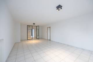 Dit appartement bevindt zich in een rustig en verzorgd gebouw en biedt een aangename woonervaring met veel comfort. De ruime woonkamer geniet van royale lichtinval dankzij de grote ramen. De recent gerenoveerde keuken is praktisch ingericht en heeft een aansluitende berging met aansluiting voor de wasmachine. Er zijn twee slaapkamers die beide uitgeven op het terras. Verder is er een afzonderlijk toilet en een badkamer uitgerust met ligbad, douche en lavabo.<br />Het appartement is onmiddellijk beschikbaar.<br />De huurprijs bedraagt 905 euro per maand, aangevuld met 85 euro voorschot voor de algemene onkosten, 35 euro voorschot voor water en 75 euro voorschot voor verwarming.<br />In het gebouw is er bovendien de mogelijkheid om een staanplaats bij te huren voor 100 euro per maand. Een lift is aanwezig voor extra comfort.