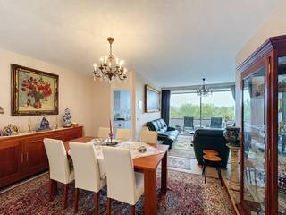 <p>In de gegeerde en rustige wijk Molenveld ligt dit goed onderhouden 2-slaapkamerappartement (82m²) op de vierde verdieping van een residentie met lift. Winkels, openbaar vervoer, scholen, ziekenhuizen en de belangrijkste invalswegen liggen op wandelafstand.<br /><br /><strong>INDELING<br /></strong>We betreden het appartement via de inkomhal, met ingemaakte kasten en apart gastentoilet. Vooraan treffen we de lichtrijke leefruimte, met plaats voor een zithoek en een eetkamer. Dankzij de grote raampartijen genieten we de hele dag door van een aangename lichtinval. Zowel de leefruimte als de keuken geeft toegang tot het terras, waar u 's middags en 's avonds volop van de zon kan genieten.</p>
<p>De aparte keuken beschikt over voldoende kastruimte en is klaar om naar wens te worden vernieuwd.</p>
<p>Achteraan bevinden zich de twee rustig gelegen slaapkamers (ca. 14 m² en 10 m²), beide met zicht op het omliggende groen. Verder is er een badkamer met ligbad en lavabo, een aparte bergruimte en een privatieve kelderberging.<br /><br /><strong>BIJZONDERHEDEN<br /></strong>Vaste kosten: €250/maand: <span>provisie verwarming en water, minuterie, reservefonds, afval, onderhoud gemene delen, liften en tuin.<br />Zuidwest georiënteerd terras.<br />Slaapkamers met zicht op groen.<br />Dak, liften en terrassen conform de norm.<br />Residentieel gelegen in directe nabijheid van</span><span> openbaar vervoer, winkels, scholen, ziekenhuizen, ...<br /><br />Attesten en grondplan www.immopoint.be<br /></span><span></span></p>