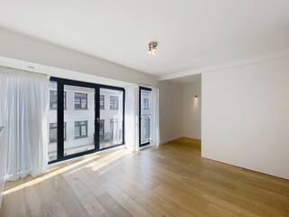 <p>BRUSSEL - (4.3) In het stadscentrum, in de wijk Hall Saint-Géry, op 2 minuten van de Beurs, vlakbij talrijke winkels en openbaar vervoer, charmante studio van ±35 m² op de 4e verdieping. De indeling is als volgt: woonkamer van ±15 m² met toegang tot het terras, een slaapgedeelte met een reeds ingebouwde inloopkast van ±4 m², ingerichte keuken, doucheruimte. Beschikbaar vanaf: 01/10/2026. Raming van de gemeenschappelijke kosten: 40 €/maand. EPC G*. Afmetingen ter indicatie.</p>
<p></p>
<p><b>Op de 4e verdieping (4.3)</b>:</p>
<p></p>
<p>⦁ Woonkamer van ±16 m² (4 x 4) met aansluitingen voor wasmachine en droger en toegang tot het terras</p>
<p>⦁ Slaapgedeelte met ingebouwde inloopkast van ±4 m² (2 x 2)</p>
<p>⦁ Ingerichte keuken (kookplaten, afzuigkap, magnetron, koelkast/vriezer, vaatwasser)</p>
<p>⦁ Doucheruimte (douche – toilet – wastafel)</p>