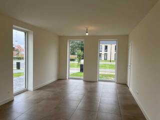 <div>Nieuwbouwwoning (halfopen bebouwing) omvat inkomhal met gastentoilet, woonkamer met open ingerichte keuken, berging/wasplaats, nachthal, badkamer, 3 slaapkamers, bergzolder en een tuin met terras.</div><div>De energiezuinige NB-woning is gelegen in een zeer rustige en kindvriendelijke verkaveling, en waarbij de straat doorlopend is.</div><div> </div><div><br /><br /> </div>