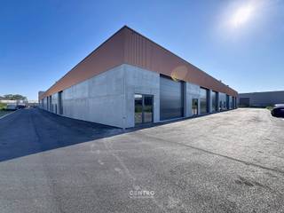 <u><strong>Benaderende AFMETINGEN:</strong></u><br />Breedte: 10,9m x lengte: 18,3m of ±203m²<br /><br /><u><strong>AFWERKING:</strong></u><br /><strong>- Stalen constructie:</strong> gezandstraald, behandeld met lasprimer en voorzien van all meta coating<br /><strong>- Geïsoleerde (10cm PIR) gladde betonpanelen</strong> - EPB-conform<br /><strong>- Scheidingswanden in gladde betonpanelen</strong>, dienst doende als brandmuur (EI60)<br /><strong>- Gepolierde en gewapende betonvloer</strong> (15cm) met XPS vloerisolatie (volgens EPB-normering).<br /><strong>- Geïsoleerd (100mm PIR) plat dak </strong>bestaande uit geprofileerde staalplaten (Steeldeck met roofing)<br />met<strong> centrale lichtstraat</strong> (dubbelwandige polycarbonaat platen (2x 10mm vierwandig), voorzien van rook- en warmteafvoersysteem)<br />- 1 geïsoleerde, <strong>automatische sectionaalpoort</strong> (h: 4,20m; b: 4,50m) met afstandsbediening (één zender)<br />- Per unit is <strong>een raampartij </strong>voorzien en glazen inkomdeur. IDEAAL om nog een kantoorruimte te voorzien.<br />- Extra belasting voor zonnepanelen is voorzien: 15kg/m²<br /><br /><strong>Conform bijlage 6, Brandklasse C!</strong><br />Automatische branddetectie met RWA-luiken<br /><br /><u><strong>NUTSVOORZIENINGEN:</strong></u><br />Stadswater, elektriciteit (40A, 3 x 400V), internet/telefoonkabel van het tellerlokaal tot in de unit, gescheiden rioleringsstelsel voorzien voor afvoer van regen- en afvalwater. <br />Per 2 units is regenwaterput van 10.000 liter voorzien, met aanzuigleiding per unit (zonder pomp).<br /><br /><u><strong>OMGEVINGSWERKEN en TOEGANGSWEGEN:</strong></u><br />Rond de gebouwen zal de buitenaanleg en de groenvoorziening <br /><br /><strong><u>LIGGING:</u></strong><br />- Centrale ligging in West-Vlaanderen<br />- Op slechts enkele kilometers van de autosnelweg E403 (Brugge-Kortrijk), afrit 'Ruddervoorde-Zedelgem'<br />- Op 500m van N32 - verbindingsbaan Brugge-Torhout<br /><br /><u>* Bijzonderheden:</u><br />- Vermelde prijzen zijn exclusief 21% btw, en onroerende voorheffing (conform aanslagbiljet)<br />- Voorziene oplevering:<strong> 1</strong> <strong>februari 2026</strong><br />- Onze referentie op <strong>www.centro-bedrijfsvastgoed.be</strong>: <strong>P0484-15</strong> of contacteer ons op <strong>050 70 01 02</strong>.