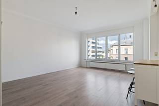 Energiezuinig appartement met drie slaapkamers en balkon te Zurenborg!<br /><br />Het appartement gelegen op de tweede verdieping van een kleinschalig gebouw werd in 2019 gerenoveerd.<br /><br />Het is als volgt ingedeeld: via de toegangsdeur betreedt men het appartement, deze geeft toegang tot de lichtrijke leefruimte op vernieuwde vloeren, een gezellige sfeerhaard en een vernieuwde open keuken voorzien van alle toestellen. De keuken geeft toegang tot het balkon (ca.3m2) aan de voorzijde.<br /><br />Via de nachthal bereikt men de drie slaapkamers (13m2 - 10m2 - 8m2), een badkamer voorzien van een ruime moderne inloopdouche met regendouchekop, een dubbele lavabo en een apart toilet.<br /><br />Ten slotte is er nog een kelderberging mee inbegrepen. <br /><br />Belangrijkste troeven:<br /><br />- Recente renovatie (2019)<br />- Kleinschalig gebouw met lage kosten<br />- Gunstige EPC score van 146 (label B)<br />- Elektriciteit conform tot 2045<br />- Asbestveilig<br /><br />94m2 bewoonbare oppervlakte cfr EPC.<br /><br />Wenst u een bezoek of meer informatie? Dan kan u ons steeds contacteren via info@dvarealestate.be of via 03/297.00.00.