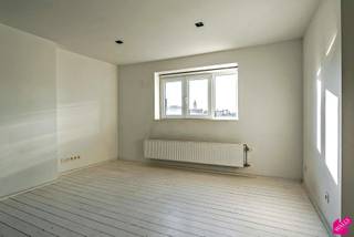 Lichtrijk en knus starters appartement met zicht over de daken van de oude stad ! Onmiddellijk beschikbaar! Dit gezellig 1 slaapkamer appartement heeft een mooie leefruimte op houten vloeren met een moderne keuken voorzien van elektrisch kookplaat, koelkast en microgolf oven. Ruime aparte slaapkamer. Vanuit de slaapkamer bereikt u de badkamer. Deze beschikt over een douche, toilet en een lavabo. Lage maandelijkse kosten van 105€ voor het onderhoud van de gemeenschappelijke delen en privé waterverbruik. Wees er snel bij en contacteer ons voor meer informatie!