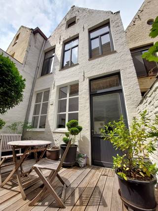 Brugge centrum,op wandelafstand van de Markt en Lange Rei, RECENT GERENOVEERD 18 é EEUWS BRUGS HUIS met zonnige stadspatio, 3 slaapkamers. Prachtig...