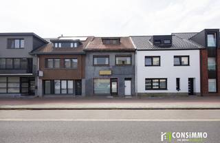 Bent u op zoek naar een ruime woning die u volledig naar eigen smaak en wensen kunt renoveren? Deze rijwoning aan de Emiel van Dorenlaan 16 in Genk biedt met een bewoonbare oppervlakte van maar liefst 168 m², drie slaapkamers, een uitbreidbare zolder én een polyvalente praktijkruimte bijzonder veel mogelijkheden. Een interessante opportuniteit voor wie op zoek is naar een renovatieproject op een uiterst gunstige locatie.<br /><br /><strong>Indeling</strong><br />Via de inkomhal betreedt u de woning met toegang tot de praktijkruimte en de leefruimte. De praktijkruimte op het gelijkvloers biedt verschillende mogelijkheden en leent zich uitstekend voor een zelfstandige activiteit, kantoor of thuiswerkplek en heeft een aparte voordeur. Wie liever extra woonruimte creëert, kan deze ruimte eveneens omvormen tot een gelijkvloerse slaapkamer of integreren in de bestaande leefruimte.<br /><br />De leefruimte geeft toegang tot de keuken. Via de aansluitende sas bereiken we het gastentoilet en de praktische garageberging. Zowel vanuit de leefruimte als via de sas heeft u toegang tot het terras en de achterliggende tuin.<br /><br />Op de eerste verdieping bevinden zich drie slaapkamers en een badkamer.<br /><br />Een bijkomende troef is de ruime zolderverdieping, bereikbaar via een vaste trap. Deze biedt nog heel wat potentieel en kan bij een renovatie verder ingericht worden tot één of meerdere extra slaapkamers, een bureau, hobbyruimte of andere invulling naar wens.<br /><br /><strong>Technische informatie</strong><br />De woning beschikt over een bewoonbare oppervlakte van ca. 168 m² en een perceel van 3a 7ca. De woning behaalt momenteel een EPC-label F en is bijgevolg onderhevig aan de renovatieverplichting en dient volledig gerenoveerd te worden, waardoor u de mogelijkheid krijgt om het pand technisch, energetisch én esthetisch volledig naar eigen smaak te vernieuwen. De ramen zijn deels voorzien van enkele en deels van dubbele beglazing in houten profielen. De verwarming gebeurt momenteel elektrisch. <br /><br /><strong>Buurtinformatie</strong><br />De woning geniet van een bijzonder gunstige ligging in Genk-Waterschei. De handelsstraten Hoevenzavellaan, Stalenstraat en Vennestraat bevinden zich vlakbij en bieden een uitgebreid aanbod aan winkels, supermarkten, horeca en andere dagelijkse voorzieningen. Ook de scholencampus van Genk en het SportinGenk Park zijn vlot te voet of met de fiets bereikbaar.<br /><br />Dankzij de nabijheid van de Westerring en de E314 geniet u bovendien van een uitstekende verbinding naar Genk-Centrum en de omliggende gemeenten. Een centrale locatie die bijzonder interessant is voor wie een ruime woning volledig naar eigen smaak wil transformeren, zonder in te boeten aan bereikbaarheid en dagelijkse voorzieningen.<br /><br />Bent u op zoek naar een renovatiepand met ruimte, potentieel en tal van mogelijkheden op een gunstige locatie in Genk? Contacteer ons via 089 69 30 01 of info@consimmo.be voor meer informatie of een bezoek ter plaatse. Bekijk ook de virtuele tour op onze website www.consimmo.be.