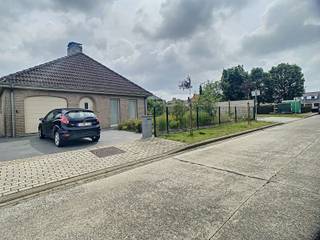 <strong>Bezoek en meer info graag per mail ! ==> peter@immoseed.be</strong><br /><br />Royale villa in rustige, groene omgeving nabij Ettelgem<br />Deze ruime, vrijstaande villa uit 1991 combineert comfort, ruimte en een rustige ligging. De woning bevindt zich nabij het natuurdomein De Hoge Dijken en op korte afstand van het centrum van Ettelgem.<br /><br />Bij binnenkomst wordt u verwelkomd in een ruime inkomhal met een afzonderlijk toilet. De lichtrijke woonkamer beschikt over een gezellige houtkachel en sluit naadloos aan op de volledig uitgeruste keuken. Vanuit de keuken heeft u rechtstreeks toegang tot de veranda, waar u heerlijk kunt genieten van het zicht op de prachtig aangelegde en volledig omheinde tuin.<br /><br />Op het gelijkvloers bevindt zich daarnaast een ruime slaapkamer met praktische maatwerkkasten, een badkamer en een inpandige garage.<br /><br />De eerste verdieping omvat drie volwaardige slaapkamers. Eén van de slaapkamers is uitgerust met een systeem voor zowel koeling als verwarming. De ruime overloop biedt bovendien de mogelijkheid om ingericht te worden als bureauruimte, hobbyruimte of extra werkplek.<br /><br />Deze instapklare villa biedt dankzij haar royale indeling en aangename tuin tal van mogelijkheden en is onmiddellijk beschikbaar.<br /><br /><strong>Praktische informatie</strong><br />
<ul>
<li>Huurprijs: € 1.280 per maand</li>
<li><strong>Bezoek op aanvraag ==> peter@immoseed.be</strong></li>
<li>Centrale verwarming op aardgas op het gelijkvloers</li>
<li>Verwarming op elektriciteit op de eerste verdieping</li>
<li>Regenwater aanwezig</li>
<li>Instapklaar</li>
<li>Beschikbaar vanaf 01/12/2026</li>
<li>EPC: label B</li>
</ul>
