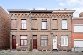 Deze te renoveren woning ligt in het centrum van Ronse, op 5 minuten van scholen en openbaar vervoer.INDELING: zithoek en eetruimte, keuken, koer met...