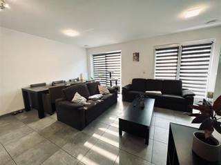 Dit appartement maakt deel uit van residentie Lucas en is gelegen op de eerste verdieping in het centrum van Beveren. U beschikt over een achterliggende autostaanplaats en een privé berging.De indeling van het appartement is als volgt: U betreedt het appartement via de inkomhal met apart toilet. Verder is er de open ingerichte keuken, voorzien van alle nodige toestellen. Aansluitend is er de living en eetkamer met toegang tot het west gericht terras. Op de nachthal bevinden zich twee slaapkamers, een berging en een ingerichte badkamer met lavabomeubel en inloopdouche.Nog enkele troeven van dit appartement: Centrale verwarming op aardgas, nieuwbouw, hoogwaardige afwerking, volledig geschilderd, verlichtingsarmaturen voorzien, achterliggende autostaanplaats met berging aan € 50,00/maand, lage algemene kosten van € 25,00/maand, laag E-peil en het appartement is vrij vanaf 1 april 2026 (vroeger eventueel mogelijk).Interesse? Aarzel zeker niet ons vrijblijvend te contacteren (verhuur@bebuild.be).