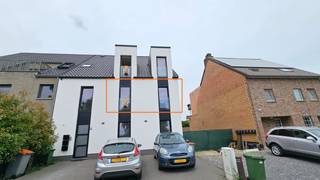 <strong>Recent appartement met 2 slaapkamers in Eisden.</strong><br /><br />Centrale  ligging nabij de Pauwengraaf en het commercieel centrum van M2, Maasmechelen Village, de autostrades richting NL. en Brussel/Antwerpen. <br /><br />Dit modern appartement bestaat uit :<br />Een inkomhal, een leefruimte met een open keuken. Van hieruit heeft men toegang tot het terras aan de achterkant van het gebouw.<br />Verder is er nog een gastentoilet, een badkamer met inloopdouche, bad, dubbel badkamermeubel en toilet, 2 ruime slaapkamers en berging.<br /><br />Er is een autostaanplaats beschikbaar bij het appartement. Verwarming op aardgas.<br /><br />Dit appartement is beschikbaar vanaf 1 mei 2026.<br /><br />De gemeenschappelijke kosten bedragen €30 per maand.<br /><br />Bij interesse kan u best uw telefoonnummer nalaten zodat wij u kunnen contacteren.<br />Alle kandidaat-huurders worden opgebeld in volgorde zoals de aanvragen binnenkomen.<br />Bedankt voor uw geduld.