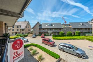 Goed onderhouden appartement met 2 slaapkamers en ruime terrassen te koop te Westende, Julien Soetaertstraat 9, op de eerste verdieping van de residentie Ter Olmen. U bevindt zich in Westende-dorp, op wandelafstand van restaurants, winkels en het strand.<br />Mogelijkheid tot aankopen van een garagebox in het gebouw!<br /><br />Indeling:<br />- inkomhal<br />- lichtrijke leefruimte (35m²) met aansluitend terras (4m²)<br />- open geïnstalleerde keuken voorzien van o.a. keramische kookplaat, frigo met diepvriesvakje, oven en dampkap<br />- slaapkamer 1 (12m²) met toegang tot het terras achteraan <br />- slaapkamer 2 (14m²)<br />- apart toilet<br />- badkamer (6m²) met ligbad, lavabo met lavabomeubel en aansluiting wasmachine<br /><br />Troeven:<br />- rustig doch centrale ligging<br />- conforme keuring elektrische installatie<br />- gunstig epc label<br />- gemeenschappelijke fietsenberging<br />- mogelijkheid tot aankopen van een garagebox<br />- Groot en aangenaam terras<br /><br />Interesse in dit appartement met twee ruime slaapkamers te Westende? Neem vandaag nog contact op voor een bezichtiging!<br /><br />Bestuursmaatregelen in het maatregelenregister: nee