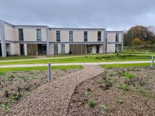 Op een steenworp van centrum Gent vindt u dit nagelnieuw appartement. Het is helemaal klaar voor bewoning.Van zodra u binnenkomt leidt de hal u naar...