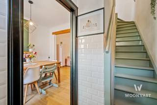 BEZOEKDAG OP 31/10 - INSCHRIJVEN VIA WWW.WOONVAST.BE!<br /><br />Achter deze prachtige gevel in de Plezantstraat schuilt een charmante woning met heel wat ruimte en mogelijkheden. Dankzij de vier slaapkamers, de praktische indeling en de aangename tuin is dit een ideale thuis voor wie comfortabel wil wonen in Zele.<br /><br />De woning werd doorheen de jaren verder uitgebreid, met onder meer een nieuwe keuken, veranda, badkamer en toilet in 2009. Ook de zolder werd in 2023 gerenoveerd. Op verschillende verdiepingen zijn er bovendien handige opbergruimtes aanwezig.<br /><br />Buiten geniet je van een zongerichte tuin, een ruim terras en een tuinhuis. Via de zij-ingang bereik je gemakkelijk de veranda en de tuin.<br /><br />Extra troeven:<br />- 4 slaapkamers<br />- EPC-label B (158 kWh/m² jaar)<br />- Elektriciteit conform<br />- Asbestveilig<br />- Gerenoveerde zolder (2023)<br />- Zongerichte tuin met terras<br />- Mogelijkheid tot het huren van een garage en parkeerplaats met fietsenstalling<br /><br />T'is thuiskomen!<br /><br />Interesse?<br />Contacteer Senne via 0499 47 10 68 / senne@woonvast.be