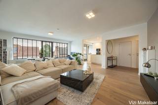 <p>Dit ruime, hoogwaardig afgewerkte appartement combineert luxe met comfortabel wonen. Het werd in 2020 volledig vernieuwd met kwalitatieve materialen en ligt centraal, dicht bij alle dagelijkse voorzieningen. Een buitenkans voor wie ruimte en wooncomfort zoekt.<br /><br />Indeling:<br />ruime hal (9m²) met vestiairehoek en gastentoilet. Lichtrijke woonkamer (38m²) op parket met open keuken (10m²), volledig uitgerust met vaatwasser, inductiekookplaat en combi-oven. Aansluitend is er een overdekt terras (6m²) met twee extra buitenbergingen. Verder beschikt het appartement over een wasplaats (2m²), nachthal, badkamer (4m²) met inloopdouche en dubbele lavabo, en drie ruime slaapkamers (13m², 13m² en 10m²). Het appartement is volledig afgewerkt met parket en beschikt over een lift.</p>
<p>Extra:<br />Een privatieve berging en autostaanplaats in de garage zijn inbegrepen. Verder beschikt het appartement over conforme elektriciteit, een asbestveilig attest, centrale verwarming, een condensatieketel van 2020 en HR-glas in PVC-ramen.</p>