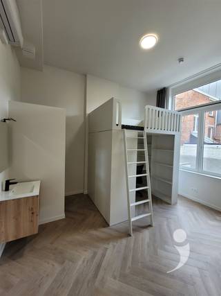 <p><span>Discover this modern student room located on Vaartstraat in the heart of Leuven. The building was thoroughly renovated with sustainable materials and meets today's standards of comfort and energy efficiency.</span></p><p><span> </span></p><p><span>The room is located on the 1st floor and is equipped with an energy efficient air-to-air heat pump for heating in winter and air conditioning in summer. It is sold fully furnished and has a box spring, desk with chair, built-in closet, curtain and a practical breakfast block with microwave and refrigerator. In addition, the room has its own bathroom which ensures optimal comfort and privacy. With a shared toilet in the hall.</span></p><p><span> </span></p><p><span>There is a fully equipped communal kitchen in the building. There is also a cozy city garden with terrace, ideal for relaxing.</span></p><p><span> </span></p><p><span>Thanks to its central location campuses, stores and restaurants are within walking distance, an ideal base for students and an interesting investment.</span></p><p><span> </span></p><p><span>The photos'are from reference properties and serve to illustrate the level of finish and atmosphere.</span></p><p><span> </span></p><p><span> </span></p><p><span>Interested? Contact us on 016 15 31 15 or info@immolivit.be</span></p><p><span> </span></p>