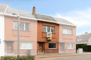 <p>/ Zoek je een woning waar je meteen het gevoel hebt dat alles binnen handbereik ligt? In de Boerenkrijgstraat woon je rustig, maar toch op wandelafstand van winkels, scholen en het centrum van Mechelen.</p><p>Op het <strong>gelijkvloers</strong>, kom je binnen in een ruime leefruimte die naadloos overgaat in de eetkamer, een plek waar het dagelijkse leven zich vanzelf afspeelt. Aansluitend vind je de aparte keuken, praktisch ingericht en met zicht op het achterliggende terras en tuin. Achteraan op het gelijkvloers bevindt zich de badkamer met douche en lavabo, aangevuld met een apart toilet. Vanuit de keuken stap je zo naar het terras en de tuin, een aangename buitenplek waar je in alle rust kan genieten van een koffiemoment of een lange zomeravond.<br />Op de <strong>eerste verdieping</strong> liggen twee comfortabele slaapkamers, elk met hun eigen karakter en mogelijkheden. <br />De <strong>zolderverdieping </strong>biedt nog extra potentieel en kan perfect worden ingericht als derde slaapkamer, hobbyruimte of rustige thuiswerkplek..<br />Lí<br />Met zijn centrale ligging, praktische indeling en uitbreidingsmogelijkheden is dit een woning waar je stap voor stap jouw eigen thuis van kan maken. <br />Kom eens kijken en plan je bezoek in via de website!</p>