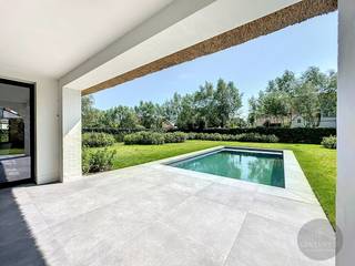 Bijzonder mooie villa in het Zoute te Knokke. Volledig gerenoveerd en voorzien van alles comfort!De villa is omringd door een uiterst gezellige en...