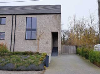 Ruime instapklare BEN-gezinswoning<br /><br />Bent u op zoek naar een recente, energiezuinige en volledig instapklare gezinswoning op een toplocatie? Deze moderne BEN-woning in Lubbeek, vlak tegen Boutersem en Pellenberg, combineert ruimte, comfort en een uitstekende bereikbaarheid richting Leuven, Tienen en de E40.<br /><br />✨Troeven van de woning<br /><br />Energiezuinig én toekomstgericht wonen<br />- Bijna-Energieneutraal (E-peil 25)<br />- 18 zonnepanelen (waarvan 8 extra geïnstalleerd)<br />- Zonneboiler<br />- Ventilatie D<br />- Vloerverwarming<br />- Waterput van 5000 liter (aangesloten op toiletten, buitenkraan, kraan berging en wasmachine)<br /><br />Praktisch &amp; comfortabel<br />- Oprit met plaats voor 3 wagens <br />- Overdekte inkom<br />- 3 slaapkamers met airco<br />- Veel bergruimte<br /><br />🏡Indeling<br /><br />Gelijkvloers<br />- Lichtrijke woonkamer met open keuken<br />- Apart toilet<br />- Grote berging/wasruimte<br />- Extra bureau/kantoorruimte (momenteel speelkamer)<br /><br />1e verdieping<br />- Aangename badkamer met douche, bad, 2 loavabo's en toilet<br />- 3 slaapkamers met airco (waarvan 1 met dressing)<br />- Extra bureau/logeerkamer<br /><br />2e verdieping<br />- Vaste trap naar een ruime, nog af te werken zolder<br />- Ideaal als royale master bedroom met dressing en badkamer<br />- Extra bergruimte mogelijk<br /><br />🌳 Buitenruimte om van te genieten<br /><br />De mooie zuid-oost gerichte tuin met groot terras en ruim tuinhuis (3x5m) is een absolute meerwaarde.<br />De tuin is aangelegd in drie niveaus, wat zorgt voor een uniek en open zicht over het volledige perceel — zowel van binnen als van buiten een echte blikvanger.<br /><br />💡 Samengevat:<br />Een recente, energiezuinige en ruime gezinswoning met uitbreidingsmogelijkheden, op een strategische ligging én met een zonnige tuin.<br /><br />Interesse? Neem gerust contact op voor meer info of een bezoek!