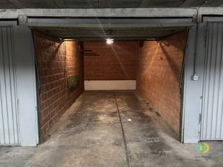 <p><span>Op zoek naar een veilige staanplaats, extra opslagruimte of een interessante investering? Deze garagebox in Evere biedt het allemaal. Gelegen in een rustige en aangename stadswijk, vormt deze garagebox de ideale plek om uw wagen zorgeloos te stallen of om extra bergruimte te creëren. De box is uitgerust met een kraantje en stopcontact, wat zorgt voor extra gebruiksgemak en tal van mogelijkheden. De ruimte is geschikt voor een standaard personenwagen en biedt voldoende manoeuvreerruimte om comfortabel in en uit te rijden. Bovendien beschikt de garagebox over 33 m³ aan opslagvolume, perfect voor wie extra stockageruimte nodig heeft. Kortom: een praktische, veilige en veelzijdige garagebox op een toegankelijke locatie in Evere — ideaal voor eigen gebruik of als stabiele investering.</span></p><p><span> </span></p><p><span> </span></p>