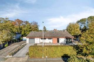 Ruimte, rust en potentieel op een topligging in Meldert!
Deze viergevelbungalow in het charmante Meldert (Aalst) combineert een aangename woonomgeving met een uitstekende ligging in het dorpscentrum. Een interessante opportuniteit voor gezinnen, koppels of wie zijn woondroom naar eigen wensen wil realiseren!
De woning beschikt op woonniveau over een inkomhal met toilet, een ruime en lichtrijke leefruimte met open keuken( vernieuwd '12) en zithoek/bureel, een garage met berging/waslokaal en een badkamer(vernieuwd '12). De zolderverdieping beschikt over 3 ruimten (eventueel bijkomende slaapkamers), reeds voorzien van verwarming, wat een mooie basis biedt om extra leefruimte te creëren en het wooncomfort verder uit te breiden.
Ook buiten heeft deze woning heel wat te bieden. Een zonnige tuin vormt de ideale plek om te ontspannen, gezellig samen te zijn met familie en vrienden of volop te genieten van het buitenleven. Bijkomend zijn er ook nog een 4-tal autostaanplaatsen.
De ligging is een absolute troef: kleuteronderwijs en basisschool bevinden zich in de onmiddellijke nabijheid, terwijl wandelaars en sportliefhebbers kunnen genieten van de vele recreatiemogelijkheden in de omgeving. Bovendien bent u dankzij de vlotte bereikbaarheid snel onderweg naar andere bestemmingen.
Kortom een woning met ruimte, uitbreidingsmogelijkheden en een aantrekkelijke ligging. Ontdek het potentieel van deze woning en maak een afspraak via kurt@immoaccenta.be.