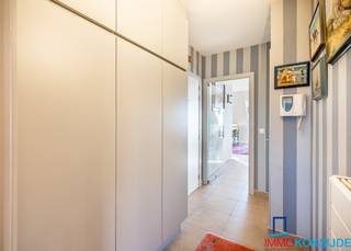 Koksijde-Bad, Residentie Les Oyats, lichtrijk en zeer ruim penthouse (123m²), 4e verdieping met lift.Bestaande uit: inkomhall, lichtrijke en ruime...