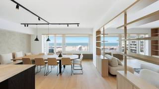 Aan het gezellige Rubensplein bevindt zich dit stijlvol gerenoveerde appartement van 200 m², met een uitzonderlijke gevelbreedte van 10 meter...